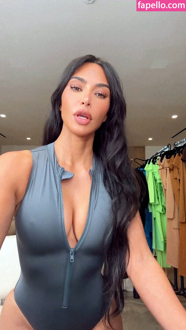 https://fapello.com/content/k/i/kim-kardashian/2000/kim-kardashian_1376.jpg