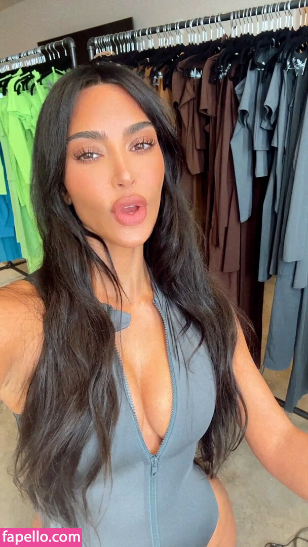 https://fapello.com/content/k/i/kim-kardashian/2000/kim-kardashian_1381.jpg