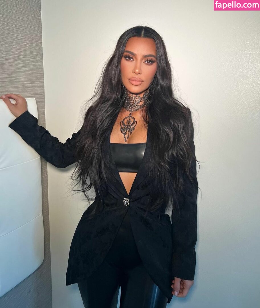 https://fapello.com/content/k/i/kim-kardashian/2000/kim-kardashian_1390.jpg