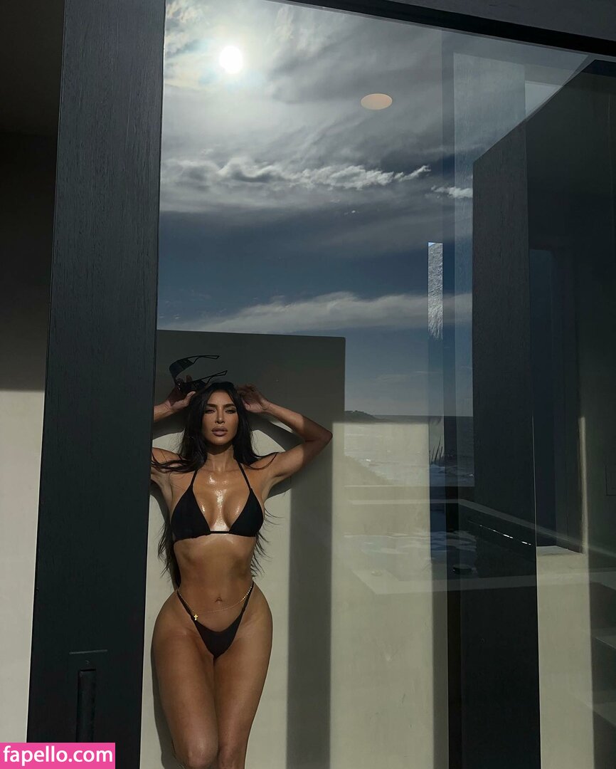 https://fapello.com/content/k/i/kim-kardashian/2000/kim-kardashian_1404.jpg