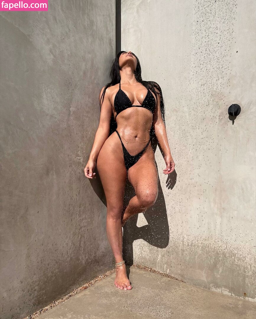 https://fapello.com/content/k/i/kim-kardashian/2000/kim-kardashian_1405.jpg