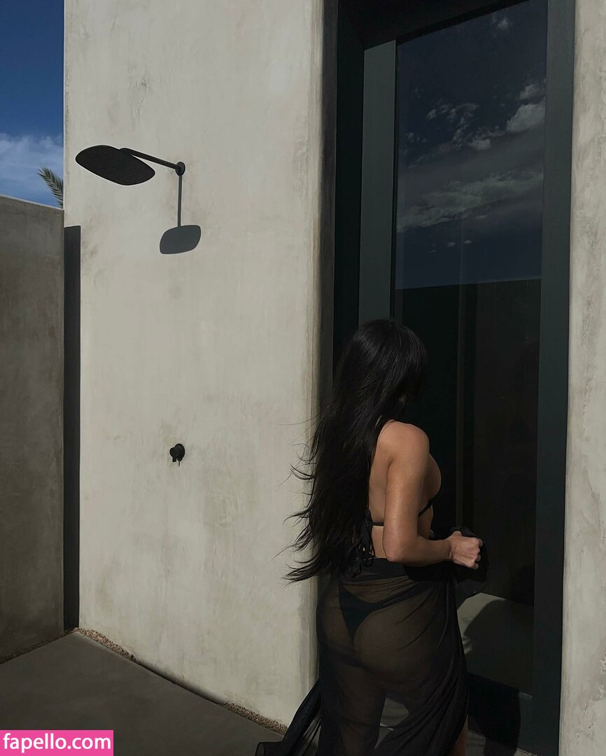https://fapello.com/content/k/i/kim-kardashian/2000/kim-kardashian_1407.jpg