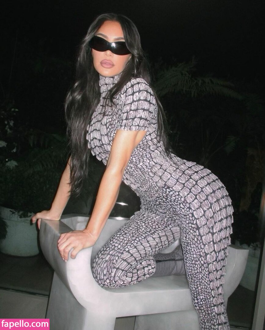 https://fapello.com/content/k/i/kim-kardashian/2000/kim-kardashian_1479.jpg