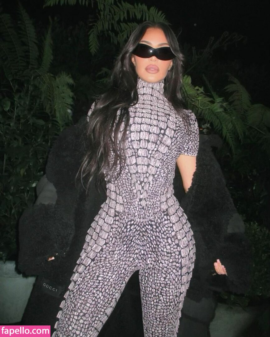 https://fapello.com/content/k/i/kim-kardashian/2000/kim-kardashian_1480.jpg