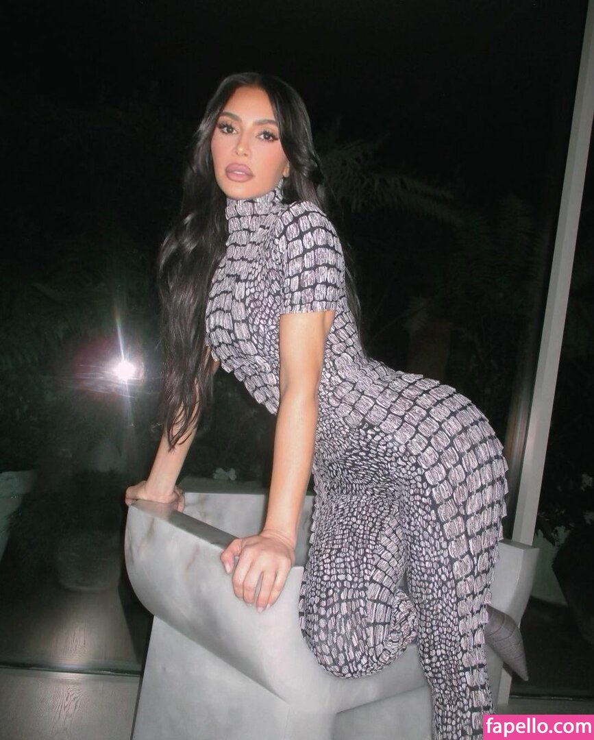 https://fapello.com/content/k/i/kim-kardashian/2000/kim-kardashian_1481.jpg