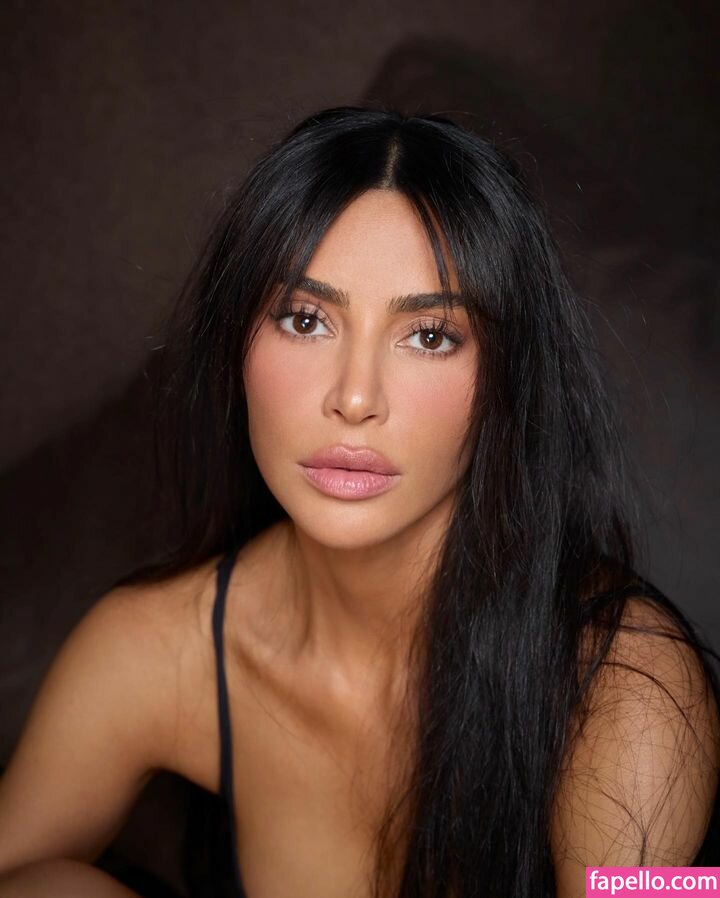 https://fapello.com/content/k/i/kim-kardashian/2000/kim-kardashian_1573.jpg