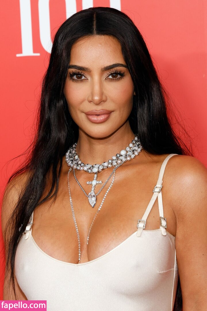 https://fapello.com/content/k/i/kim-kardashian/2000/kim-kardashian_1577.jpg