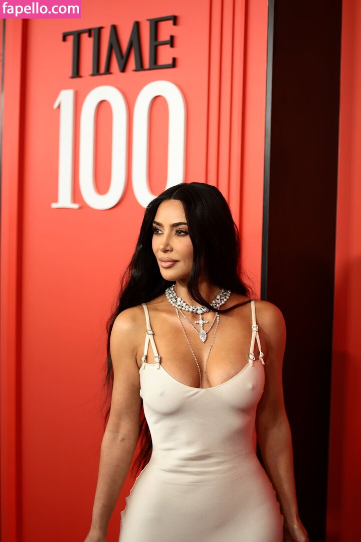 https://fapello.com/content/k/i/kim-kardashian/2000/kim-kardashian_1580.jpg