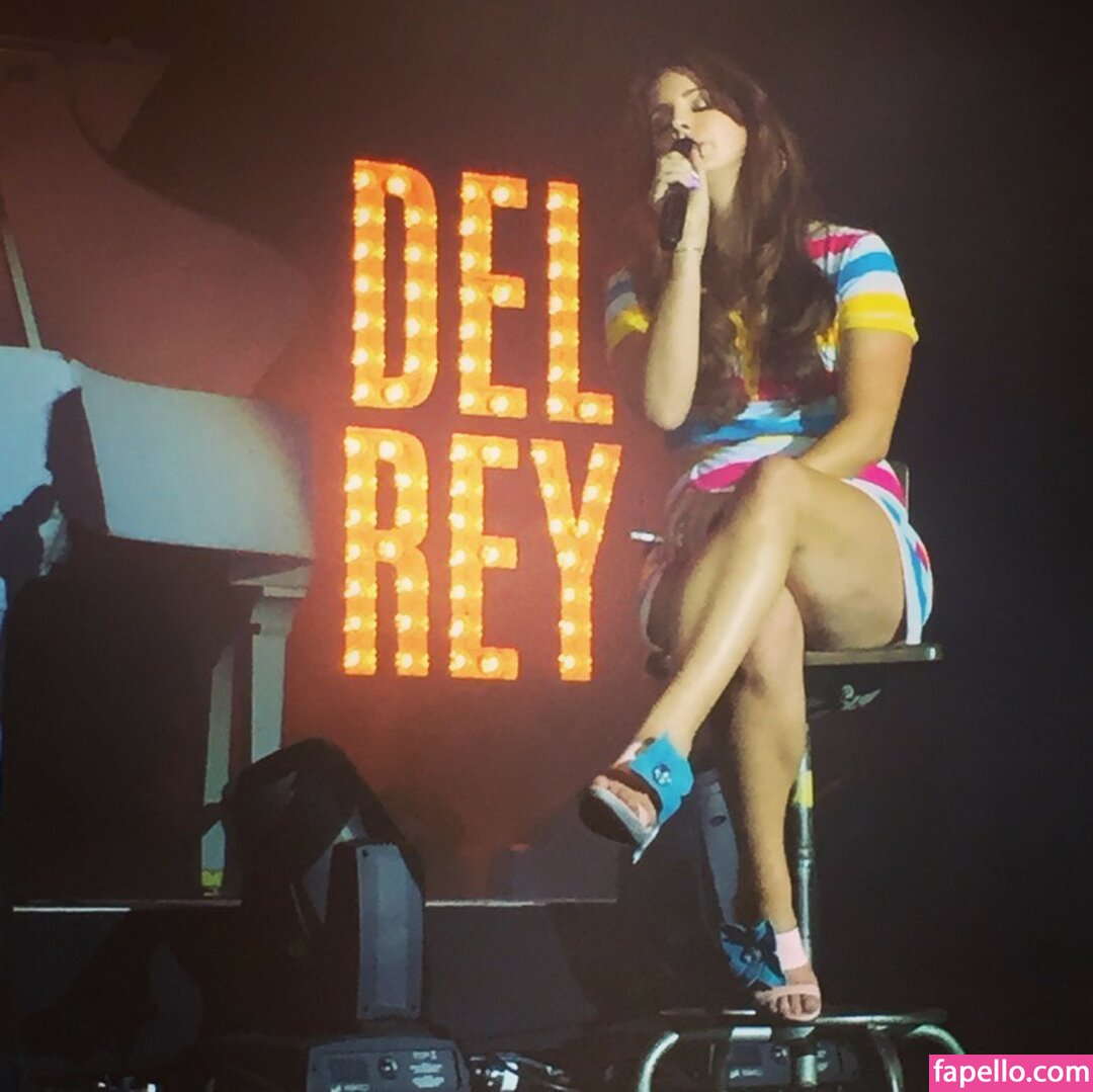 https://fapello.com/content/l/a/lana-del-rey/1000/lana-del-rey_0009.jpg