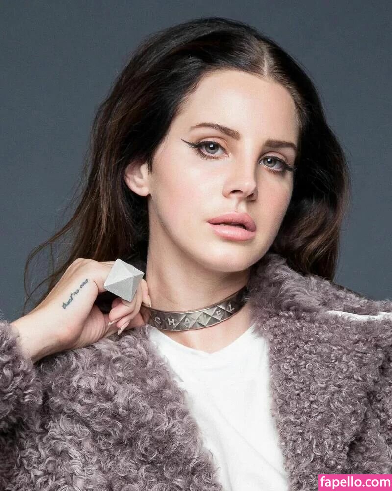 https://fapello.com/content/l/a/lana-del-rey/1000/lana-del-rey_0073.jpg