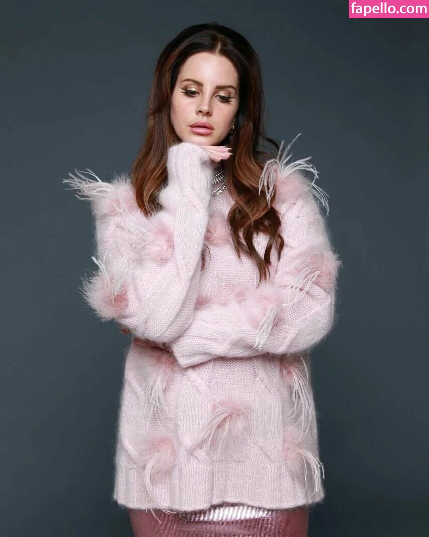 https://fapello.com/content/l/a/lana-del-rey/1000/lana-del-rey_0079.jpg