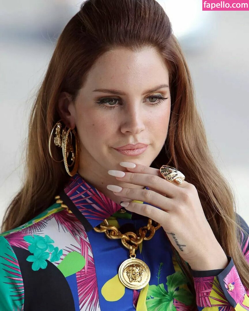 https://fapello.com/content/l/a/lana-del-rey/1000/lana-del-rey_0081.jpg