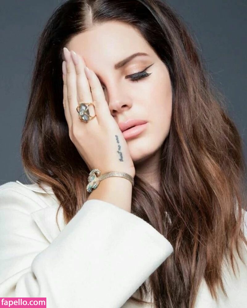 https://fapello.com/content/l/a/lana-del-rey/1000/lana-del-rey_0083.jpg