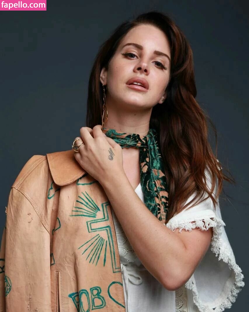 https://fapello.com/content/l/a/lana-del-rey/1000/lana-del-rey_0084.jpg