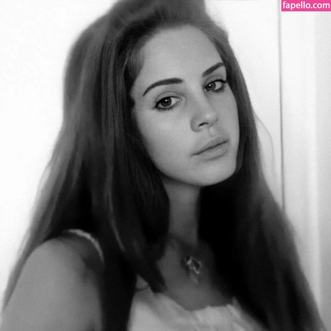 https://fapello.com/content/l/a/lana-del-rey/1000/lana-del-rey_0096.jpg