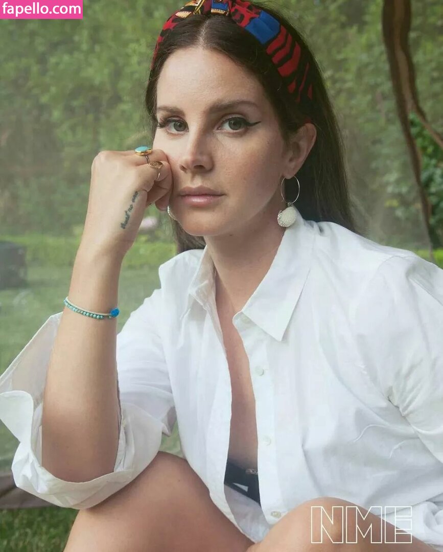 https://fapello.com/content/l/a/lana-del-rey/1000/lana-del-rey_0105.jpg