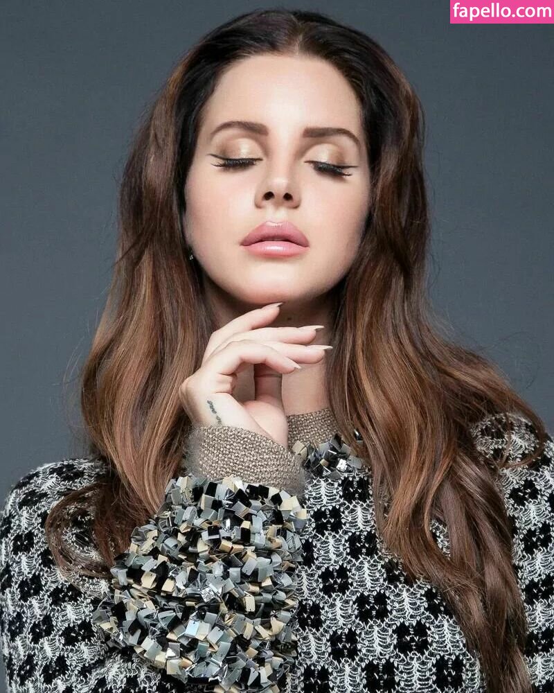 https://fapello.com/content/l/a/lana-del-rey/1000/lana-del-rey_0106.jpg