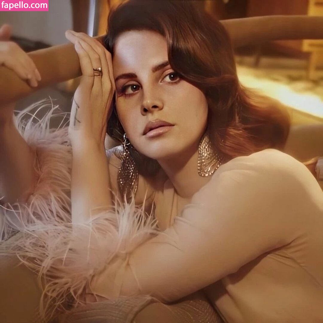 https://fapello.com/content/l/a/lana-del-rey/1000/lana-del-rey_0209.jpg