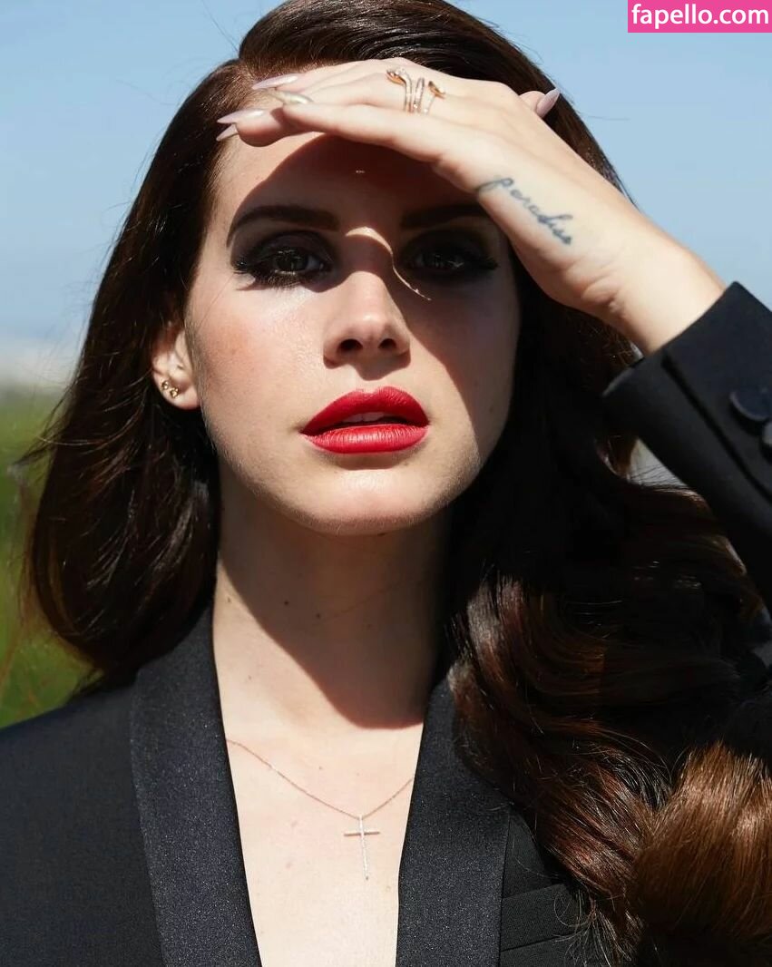 https://fapello.com/content/l/a/lana-del-rey/1000/lana-del-rey_0214.jpg