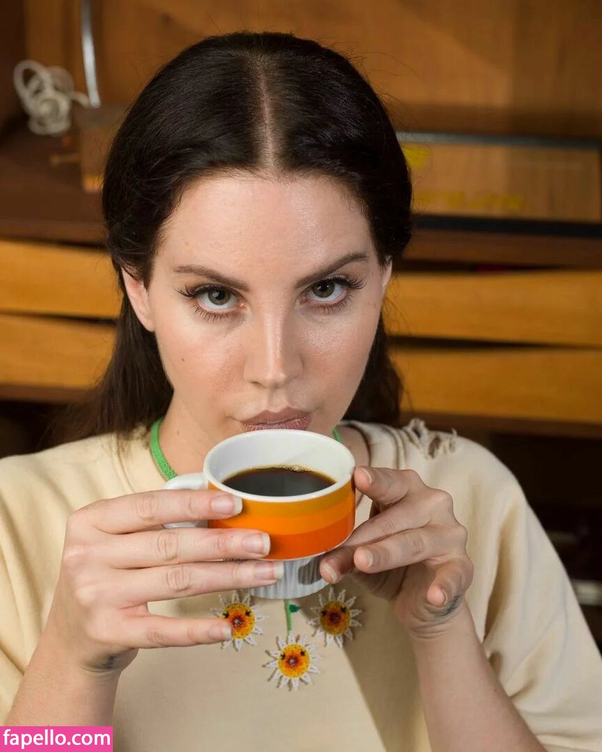 https://fapello.com/content/l/a/lana-del-rey/1000/lana-del-rey_0236.jpg