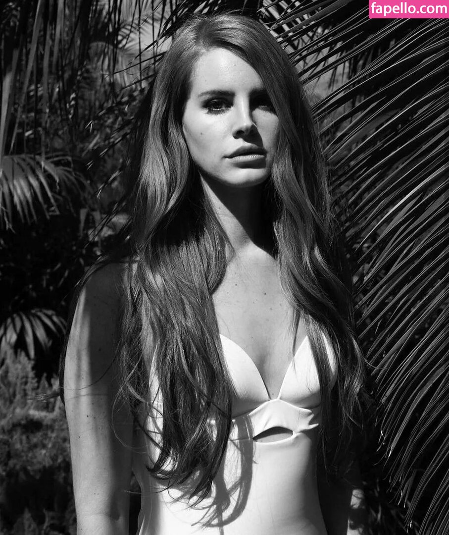 https://fapello.com/content/l/a/lana-del-rey/1000/lana-del-rey_0242.jpg