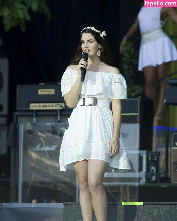 https://fapello.com/content/l/a/lana-del-rey/1000/lana-del-rey_0252.jpg