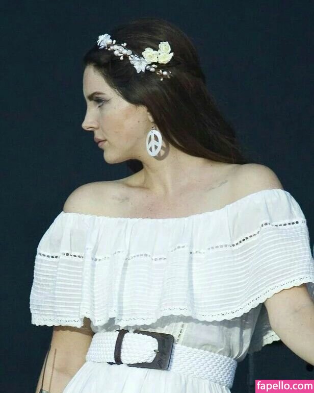 https://fapello.com/content/l/a/lana-del-rey/1000/lana-del-rey_0265.jpg