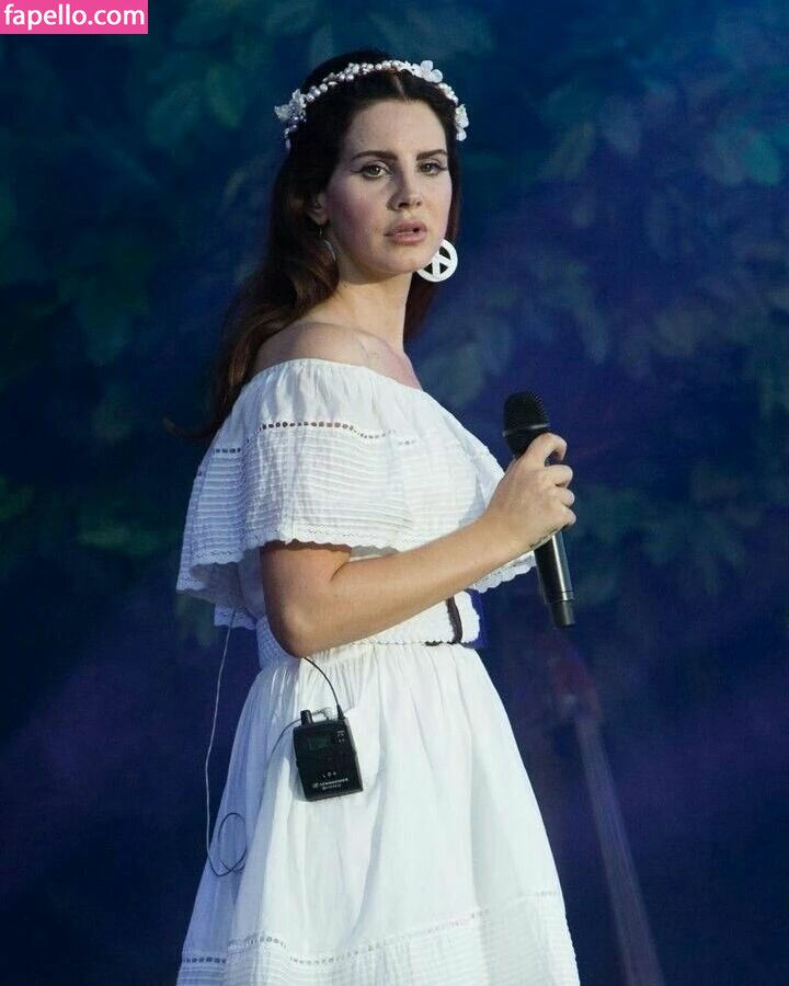 https://fapello.com/content/l/a/lana-del-rey/1000/lana-del-rey_0274.jpg