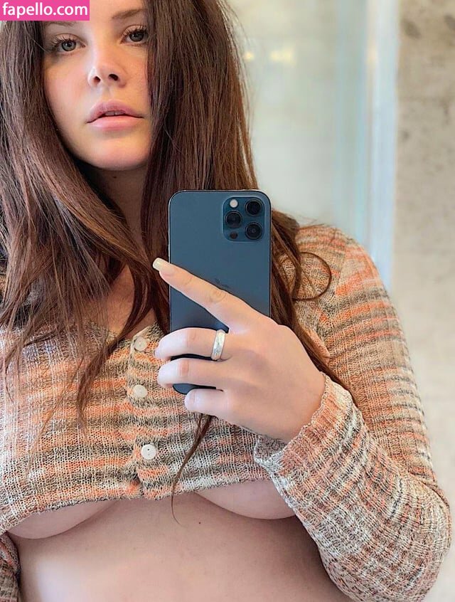 https://fapello.com/content/l/a/lana-del-rey/1000/lana-del-rey_0393.jpg