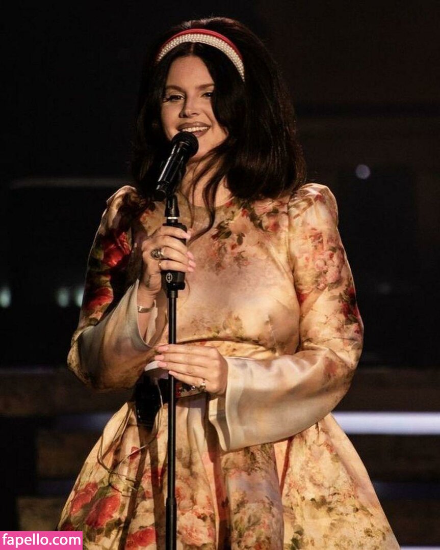 https://fapello.com/content/l/a/lana-del-rey/1000/lana-del-rey_0505.jpg