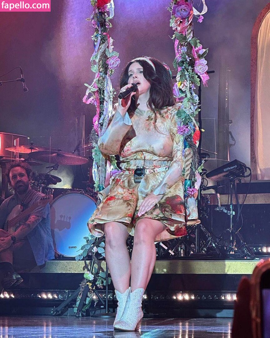 https://fapello.com/content/l/a/lana-del-rey/1000/lana-del-rey_0510.jpg