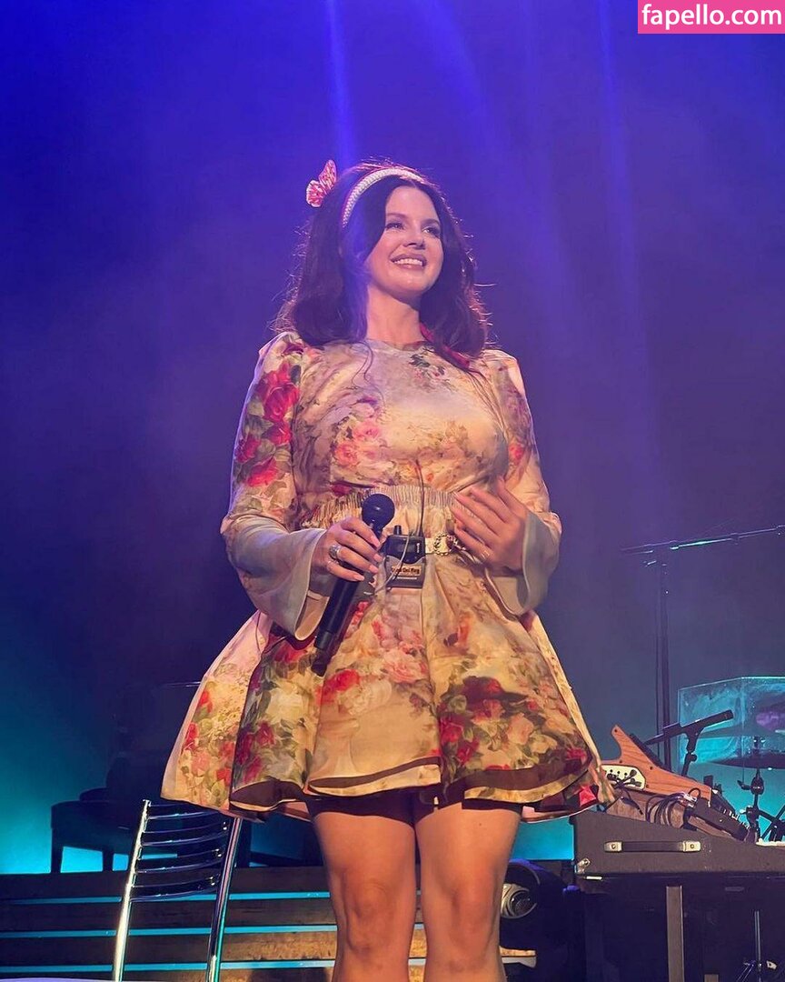 https://fapello.com/content/l/a/lana-del-rey/1000/lana-del-rey_0511.jpg