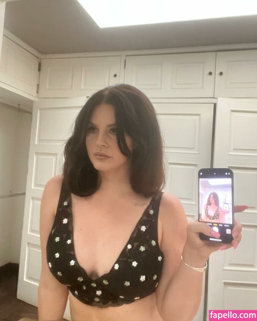 https://fapello.com/content/l/a/lana-del-rey/1000/lana-del-rey_0515.jpg