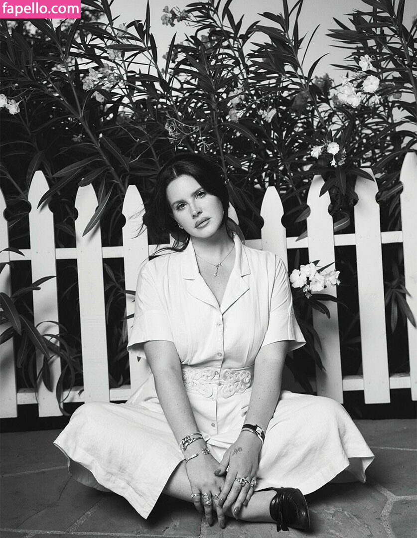 https://fapello.com/content/l/a/lana-del-rey/1000/lana-del-rey_0530.jpg