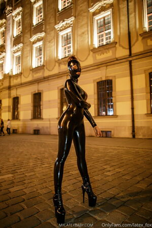 latex_fox nude #0008