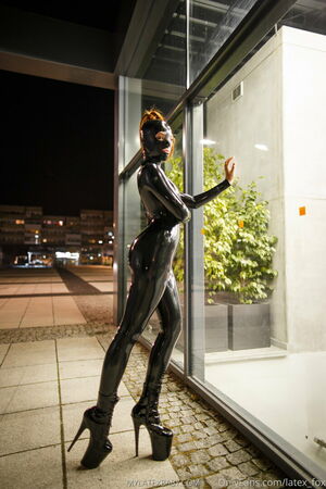 latex_fox nude #0017