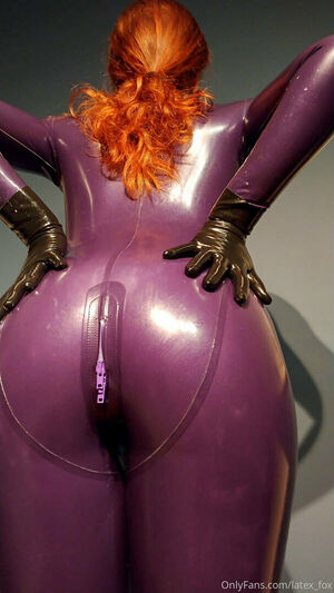 latex_fox nude #0064