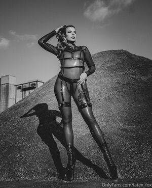 latex_fox nude #0128