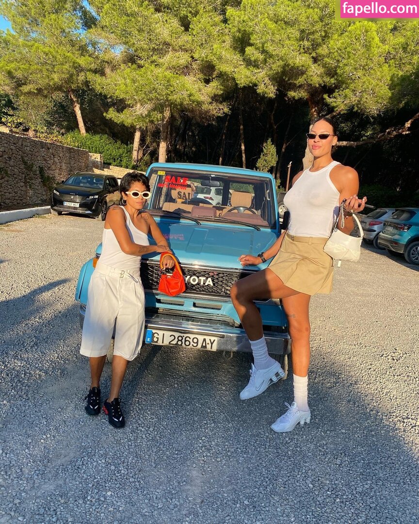 Liz Cambage - fapello