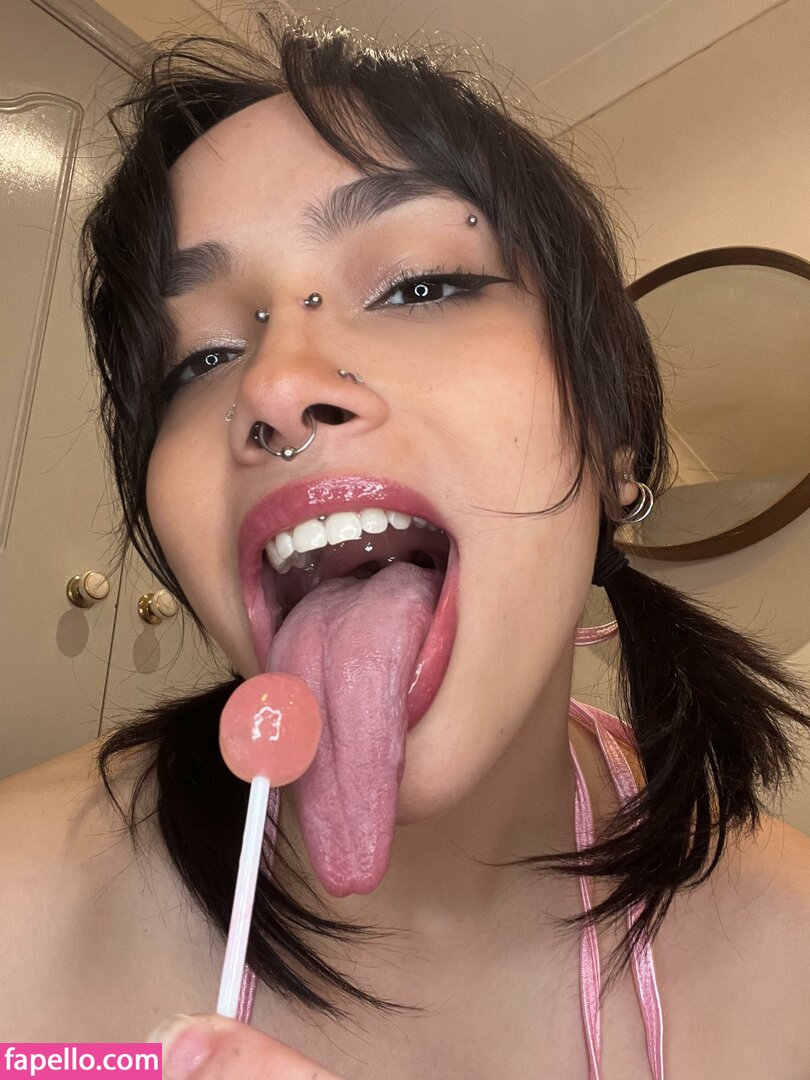 Long Tongue Fetish Longtonguelewis Diqueentongue Nude Leaked Onlyfans Photo Fapello