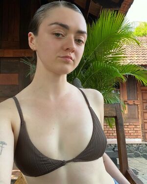 Maisie Williams nude #0436