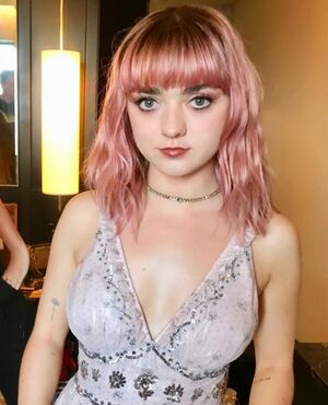 Maisie Williams nude #0811