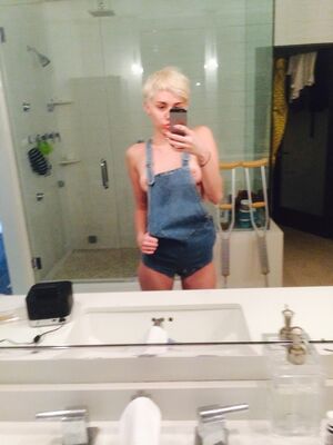 Miley Cyrus nude #2418