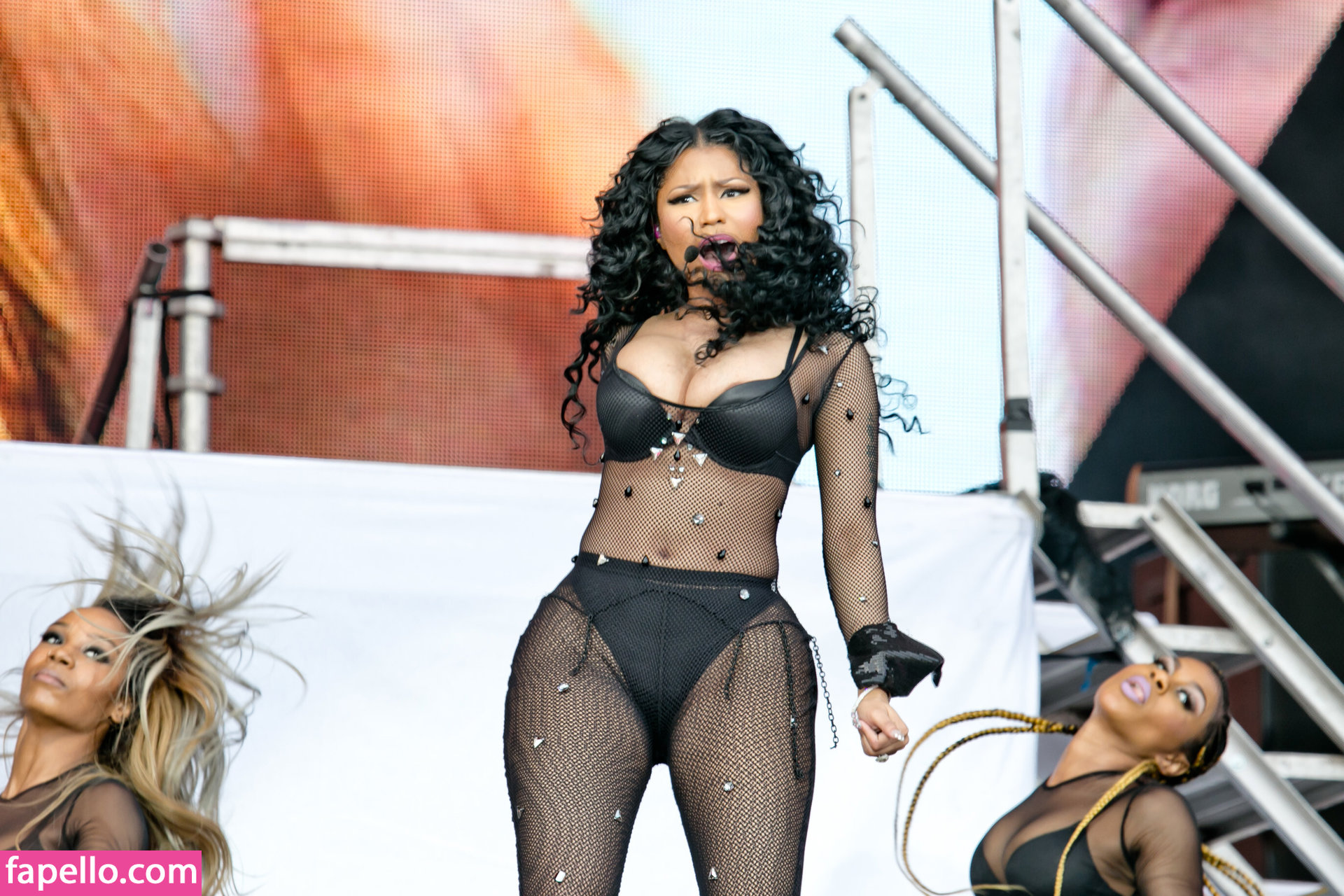 https://fapello.com/content/n/i/nicki-minaj/1000/nicki-minaj_0053.jpg