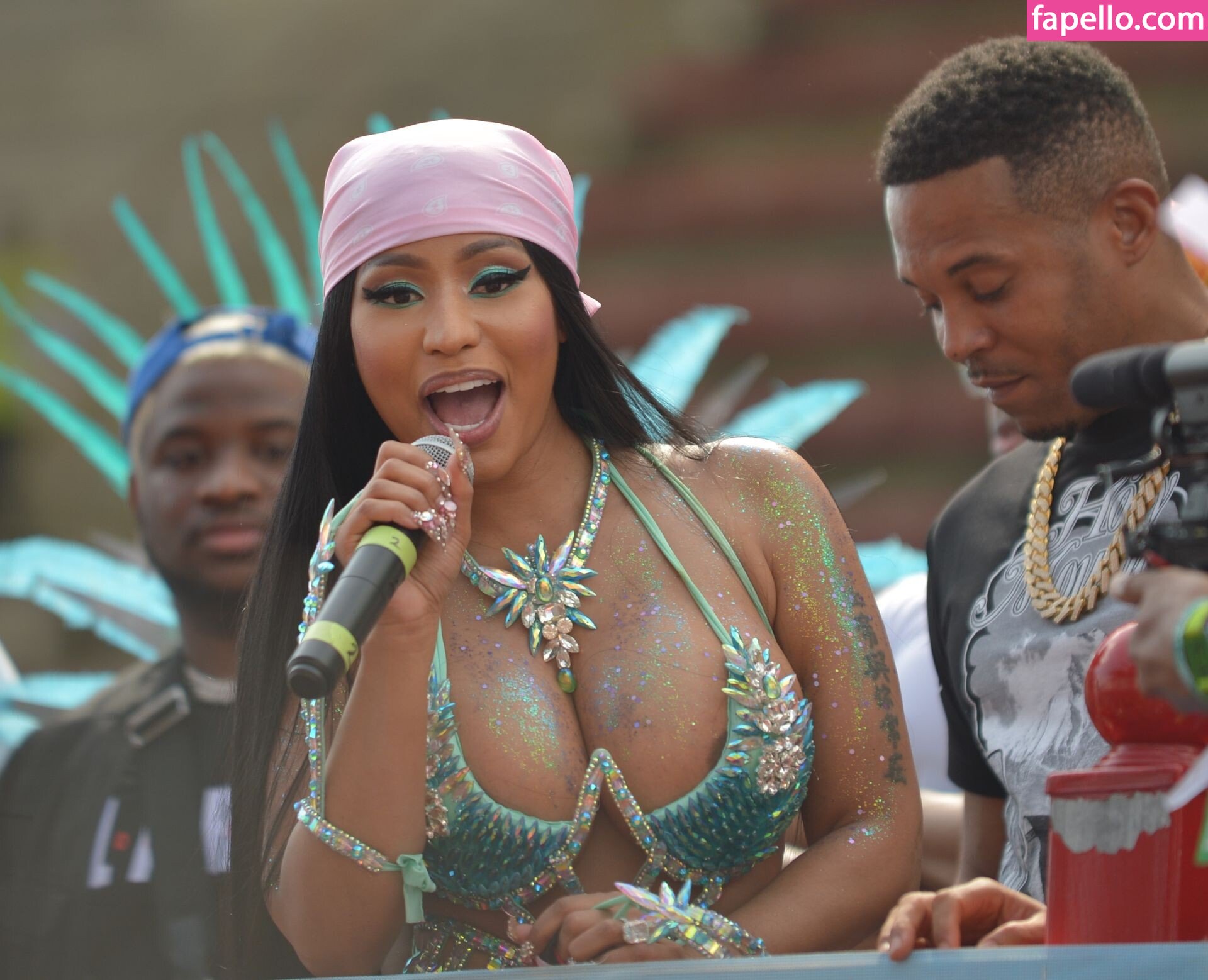 https://fapello.com/content/n/i/nicki-minaj/1000/nicki-minaj_0198.jpg