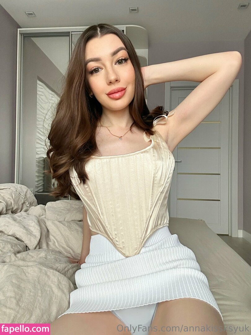 https://fapello.com/content/p/e/petite-doll/1000/petite-doll_0262.jpg