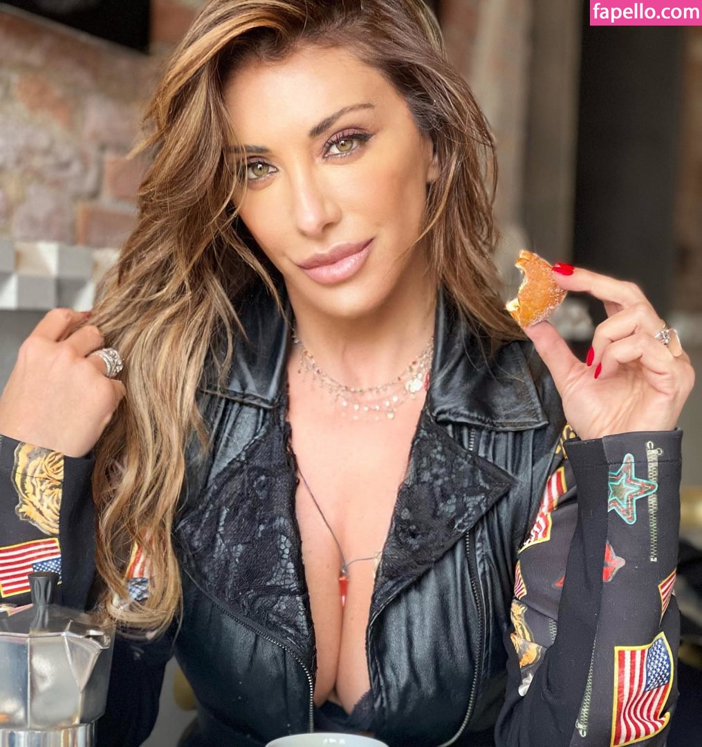 https://fapello.com/content/s/a/sabrina-salerno/1000/sabrina-salerno_0196.jpg