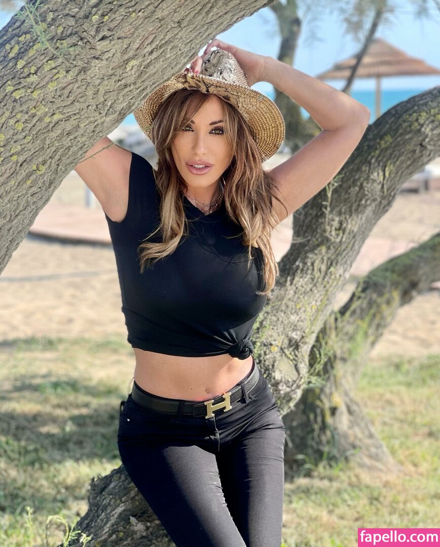 https://fapello.com/content/s/a/sabrina-salerno/1000/sabrina-salerno_0395.jpg