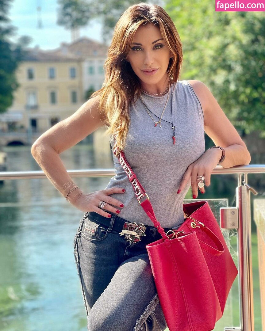 https://fapello.com/content/s/a/sabrina-salerno/1000/sabrina-salerno_0418.jpg