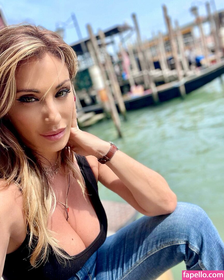 https://fapello.com/content/s/a/sabrina-salerno/1000/sabrina-salerno_0443.jpg